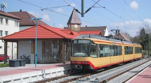 Stadtbahnwagen 863 der AVG im modernen Bahnhof Odenheim