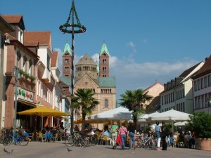 Die Maximilianstrasse in Speyer, im Hintergrund der Dom